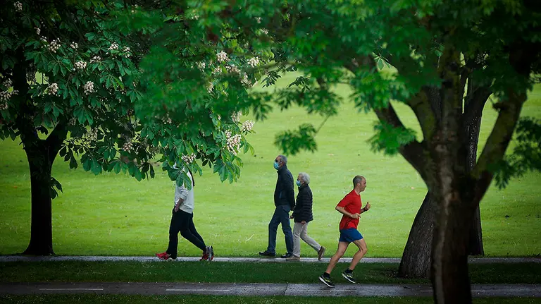 PAMPLONA 02/05/2020.- Varios ciudadanos practican deporte este sábado, en Pamplona. Miles de españoles salen este sábado por primera vez desde que se decretó el estado de alarma a hacer deporte y a pasear cuando la séptima semana de confinamiento llega a su fin, aunque lo harán con limitaciones. EFE/Villar López
