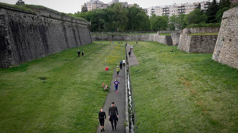 PAMPLONA 02/05/2020.- Varios ciudadanos practican deporte este sábado, en Pamplona. Miles de españoles salen este sábado por primera vez desde que se decretó el estado de alarma a hacer deporte y a pasear cuando la séptima semana de confinamiento llega a su fin, aunque lo harán con limitaciones. EFE/Villar López
