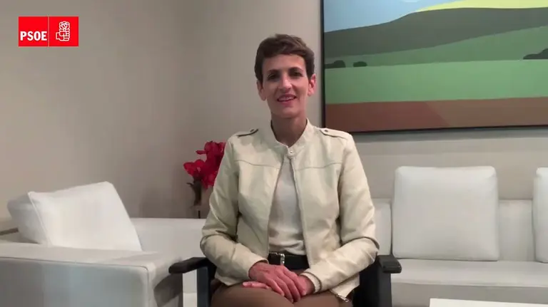 La presidenta del Gobierno de Navarra, María Chivite, haciendo un mitin del PSN desde las instalaciones del Ejecutivo foral