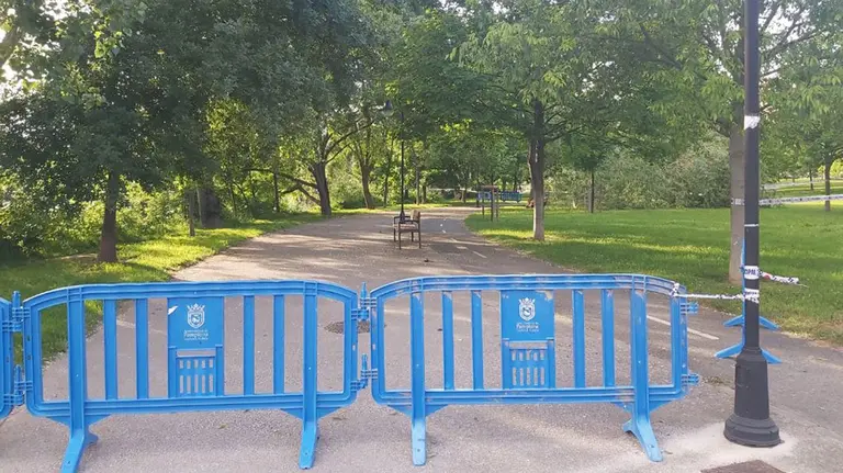 Barrera de la policía municipal de Pamplona en el parque fluvial de la Rochapea.