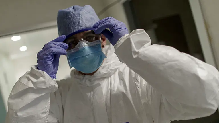 Un grupo de sanitarios atiende a pacientes con coronavirus con todas las medidas de protección ante la Covid-19 en una Unidad de Cuidados Intensivos (UCI) durante el estado de alarma decretado en España por la enfermedad. Eduardo Parra / Europa Press