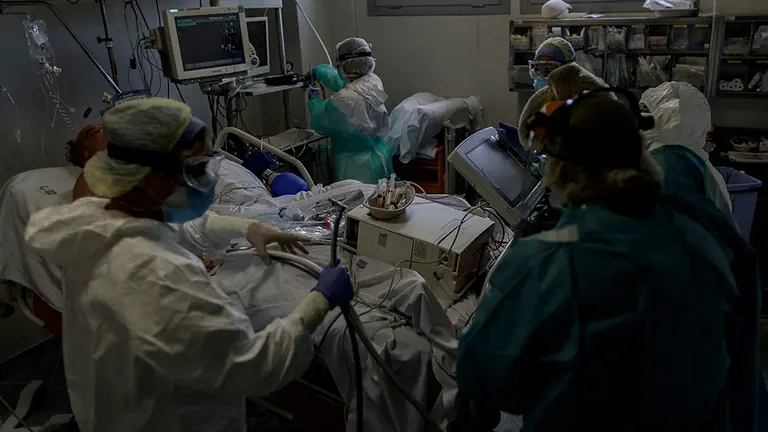 Un grupo de sanitarios atiende a pacientes con coronavirus con todas las medidas de protección ante la Covid-19 en una Unidad de Cuidados Intensivos (UCI) durante el estado de alarma decretado en España por la enfermedad. Eduardo Parra / Europa Press