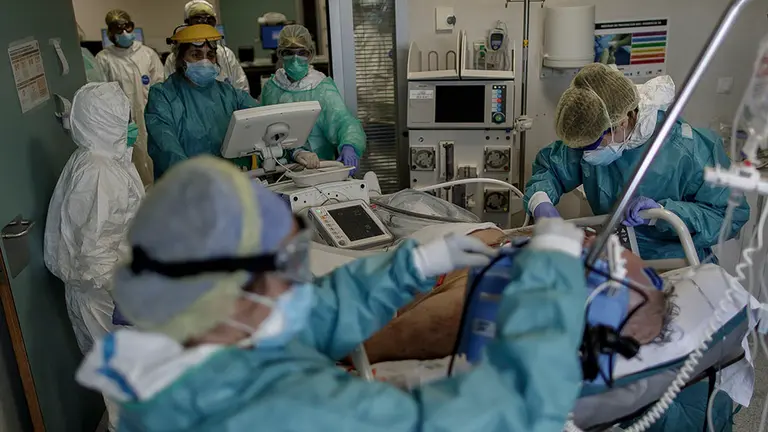 Un grupo de sanitarios atiende a pacientes con coronavirus con todas las medidas de protección ante la Covid-19 en una Unidad de Cuidados Intensivos (UCI) durante el estado de alarma decretado en España por la enfermedad. Eduardo Parra / Europa Press