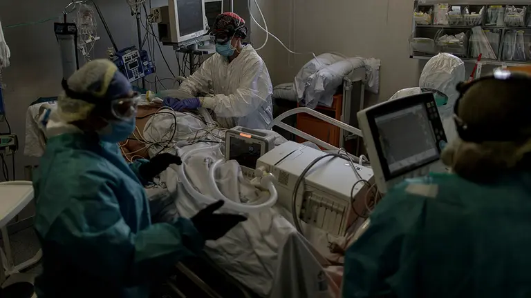 Un grupo de sanitarios atiende a pacientes con coronavirus con todas las medidas de protección ante la Covid-19 en una Unidad de Cuidados Intensivos (UCI) durante el estado de alarma decretado en España por la enfermedad. Eduardo Parra / Europa Press