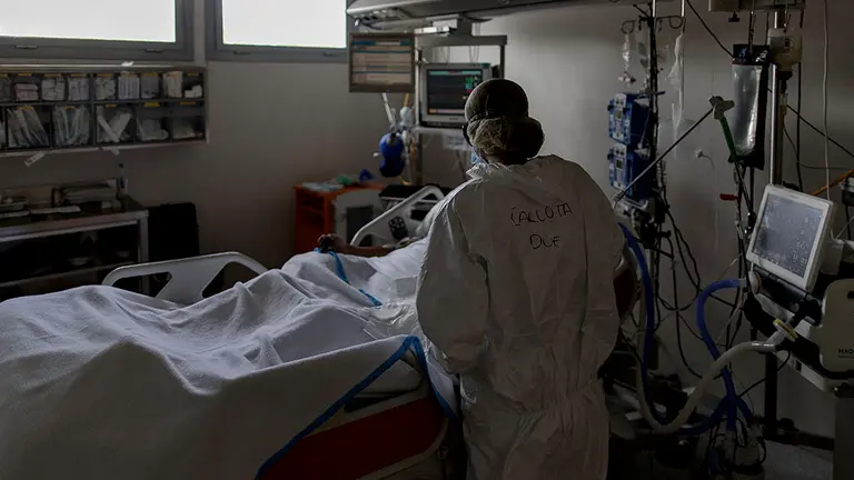 Un grupo de sanitarios atiende a pacientes con coronavirus con todas las medidas de protección ante la Covid-19 en una Unidad de Cuidados Intensivos (UCI) durante el estado de alarma decretado en España por la enfermedad. Eduardo Parra / Europa Press