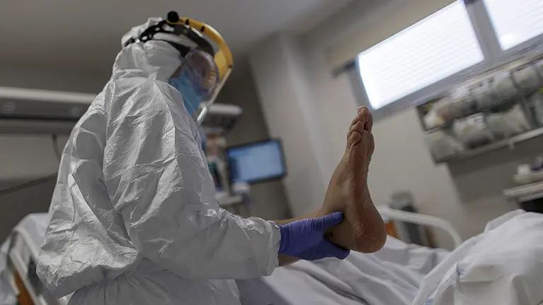 Un grupo de sanitarios atiende a pacientes con coronavirus con todas las medidas de protección ante la Covid-19 en una Unidad de Cuidados Intensivos (UCI) durante el estado de alarma decretado en España por la enfermedad. Eduardo Parra / Europa Press