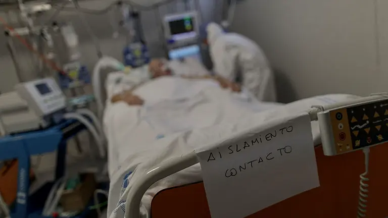 Un grupo de sanitarios atiende a pacientes con coronavirus con todas las medidas de protección ante la Covid-19 en una Unidad de Cuidados Intensivos (UCI) durante el estado de alarma decretado en España por la enfermedad. Eduardo Parra / Europa Press