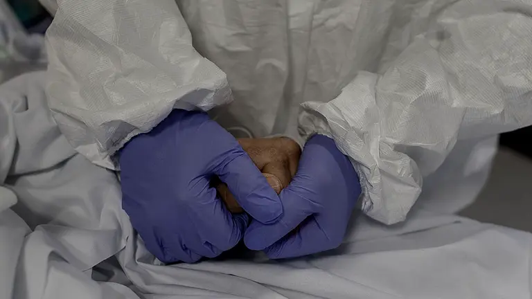 Un grupo de sanitarios atiende a pacientes con coronavirus con todas las medidas de protección ante la Covid-19 en una Unidad de Cuidados Intensivos (UCI) durante el estado de alarma decretado en España por la enfermedad. Eduardo Parra / Europa Press