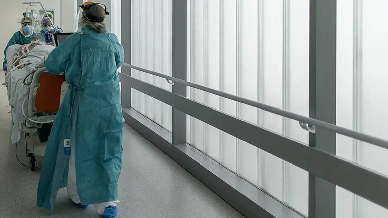 Un grupo de sanitarios atiende a pacientes con coronavirus con todas las medidas de protección ante la Covid-19 en una Unidad de Cuidados Intensivos (UCI) durante el estado de alarma decretado en España por la enfermedad. Eduardo Parra / Europa Press