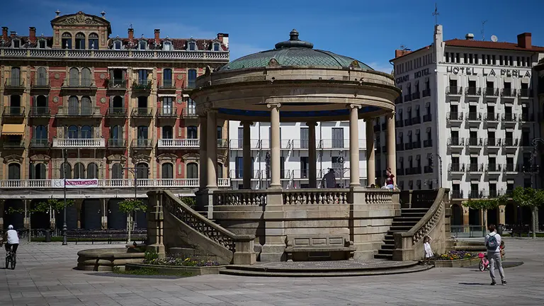 Varias personas pasean por la Plaza del Castillo de Pamplona en el segundo día de desconfinamiento de las medidas adoptadas por el Gobierno de España según el Estado de Alarma por COVID-19. En Pamplona, Navarra, a 3 de mayo de 2020.

Varias personas pasean por la Plaza del Castillo de Pamplona en el segundo día de desconfinamiento de las medidas adoptadas por el Gobierno de España según el Estado de Alarma por COVID-19. ARCHIVO