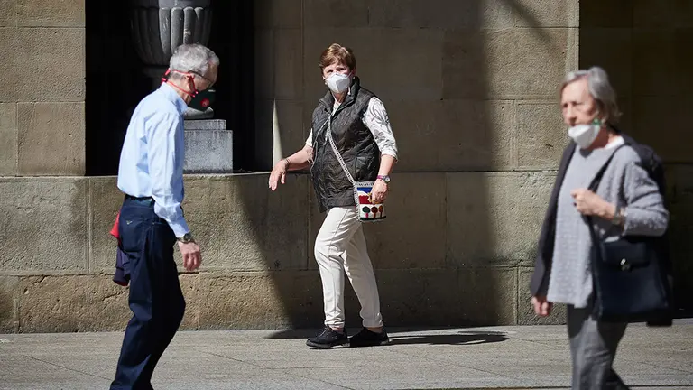 Varias mujeres mayores con mascarillas pasean por las calles de Pamplona en el segundo día de desconfinamiento de las medidas adoptadas por el Gobierno de España según el Estado de Alarma por COVID-19. En Pamplona, Navarra, a 3 de mayo de 2020.

Varias mujeres mayores con mascarillas pasean por las calles de Pamplona en el segundo día de desconfinamiento de las medidas adoptadas por el Gobierno de España según el Estado de Alarma por COVID-19. En Pamplona, Navarra, a 3 de mayo de 2020.


3/5/2020