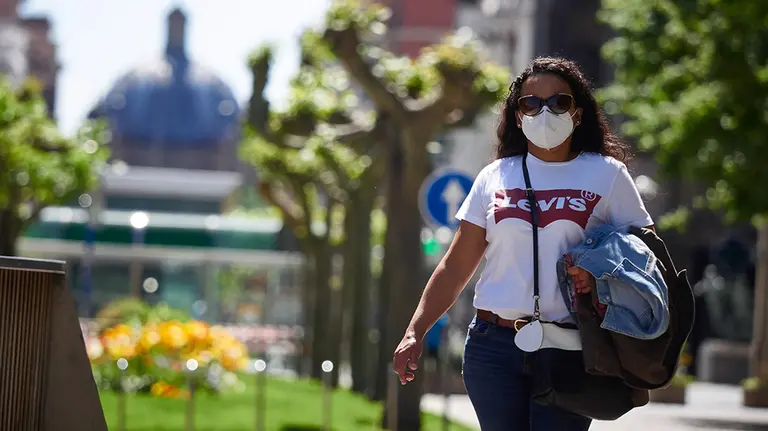 Una mujer con mascarilla pasea en el segundo día de desconfinamiento de las medidas adoptadas por el Gobierno de España según el Estado de Alarma por COVID-19. En Pamplona, Navarra, a 3 de mayo de 2020.

Una mujer con mascarilla pasea en el segundo día de desconfinamiento de las medidas adoptadas por el Gobierno de España según el Estado de Alarma por COVID-19. En Pamplona, Navarra, a 3 de mayo de 2020.


3/5/2020