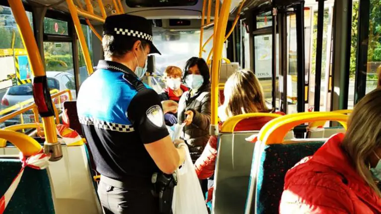 Reparto de mascarillas en una villavesa en Pamplona POLICÍA MUNICIPAL DE PAMPLONA