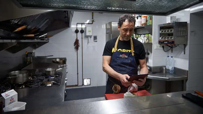 Los bares reabren para servir comidas pare recoger. Miguel Osés