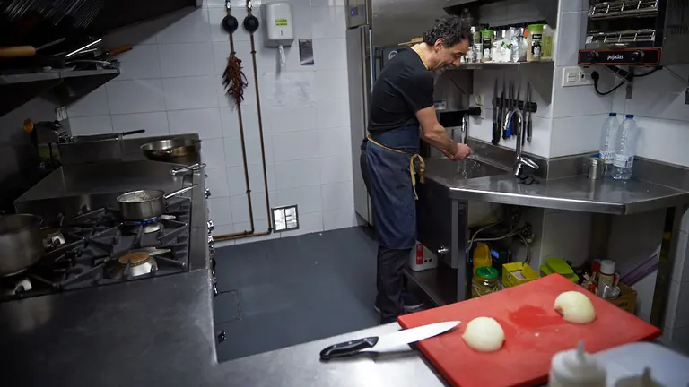 Los bares reabren para servir comidas pare recoger. Miguel Osés