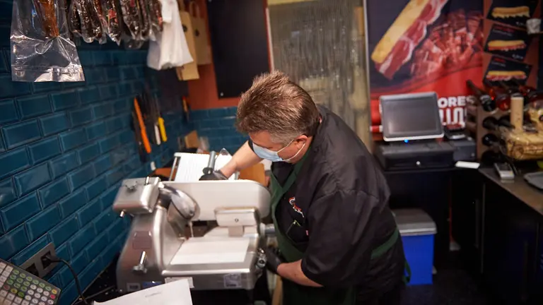 Los bares reabren para servir comidas pare recoger. Miguel Osés