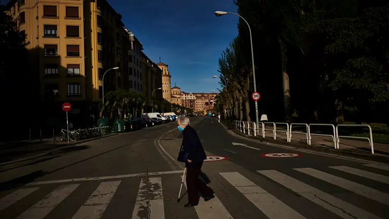 Una mujer cruza un paso de cebra durante la desescalada tras el confinamiento por la crisis del coronavirus. PABLO LASAOSA