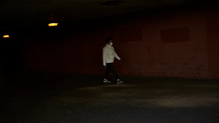 Varias personas pasean por la Vuelta del Castillo de Pamplona durante la desescalada tras la crisis del coronavirus. PABLO LASAOSA