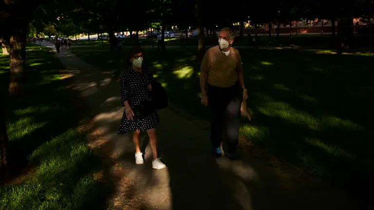 Varias personas pasean por la Vuelta del Castillo de Pamplona durante la desescalada tras la crisis del coronavirus. PABLO LASAOSA