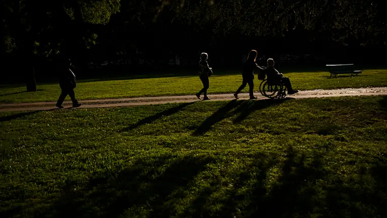 Varias personas pasean por la Vuelta del Castillo de Pamplona durante la desescalada tras la crisis del coronavirus. PABLO LASAOSA