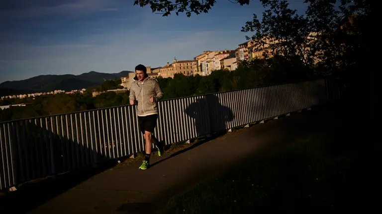 Un joven hace deporte durante la desescalada tras el confinamiento por la crisis del coronavirus. PABLO LASAOSA