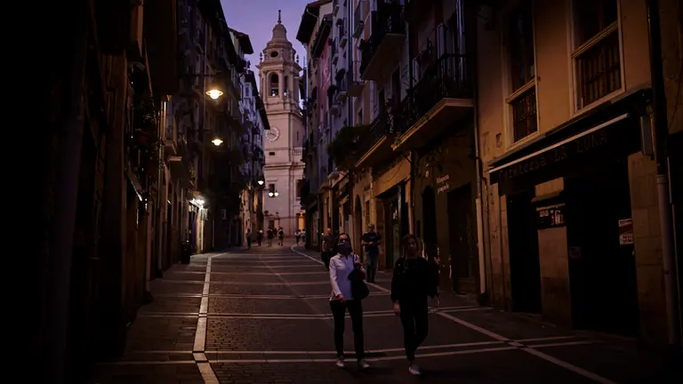Varias personas pasean durante la desescalada tras el confinamiento por la crisis del coronavirus. PABLO LASAOSA