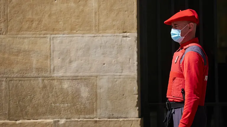 Un Policía Foral con mascarilla durante el minuto de silencio en homenaje a los fallecidos por coronavirus ofrecido en las puertas del Parlamento de Navarra en el segundo día de desconfinamiento de las medidas adoptadas por el Gobierno de España según el Estado de Alarma por COVID-19. En Pamplona, Navarra, a 3 de mayo de 2020.

Un Policía Foral con mascarilla durante el minuto de silencio en homenaje a los fallecidos por coronavirus ofrecido en las puertas del Parlamento de Navarra en el segundo día de desconfinamiento de las medidas adoptadas por el Gobierno de España según el Estado de Alarma por COVID-19. En Pamplona, Navarra, a 3 de mayo de 2020.


3/5/2020