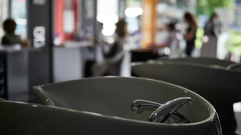 Ilustración de lavacabezas de una peluquería de Pamplona durante la apertura de la peluquería por primera vez desde que se decretara el Estado de Alarma en España con motivo del coronavirus. En Pamplona, Navarra, España, a 4 de mayo de 2020.

Ilustración de lavacabezas de una peluquería de Pamplona durante la apertura de la peluquería por primera vez desde que se decretara el Estado de Alarma en España con motivo del coronavirus. En Pamplona, Navarra, España, a 4 de mayo de 2020.


4/5/2020