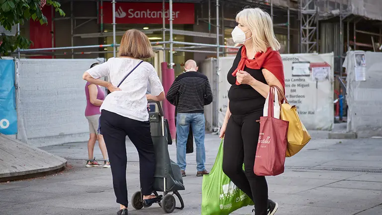 Varias personas esperan en una cola respetando la distancia de seguridad para entrar a una Oficina del Banco Santander durante el segundo día de la fase 0 de la desescalada en la que se permite la apertura con limitaciones de algunos establecimientos, en Pamplona/Navarra (España) a 5 de mayo de 2020. Europa Press.