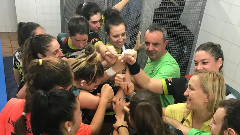 Manu Etayo con sus jugadoras antes de un partido. @Sporting LR.