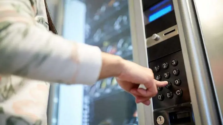 Una persona utiliza una máquina expendedora. ARCHIVO