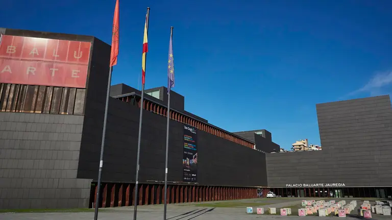 El Palacio Baluarte Jauregia aparece vacío durante el día 54 del estado de alarma en Pamplona. EFE