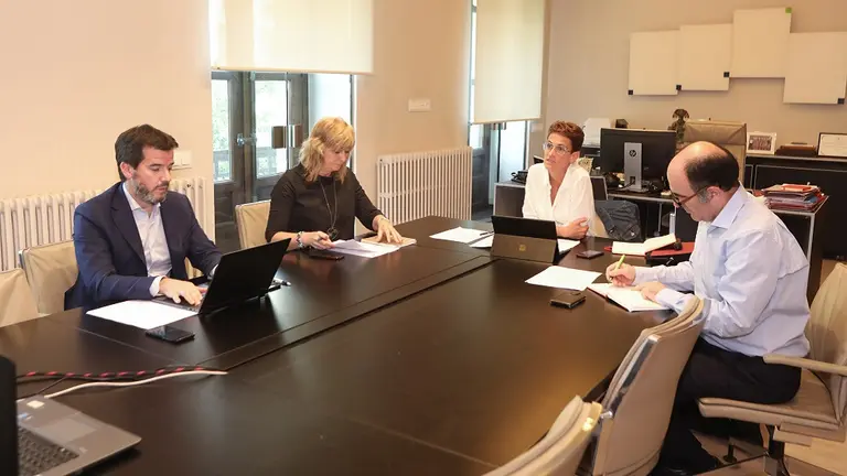 La Presidenta Chivite, junto a los consejeros Ayerdi y Ollo, y el director general de Acción Exterior, Mikel Irujo, durante la videoconferencia con el Centro Común de Investigación. GOBIERNO DE NAVARRA