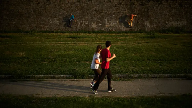 Varias personas hacen deporte por los fosos de la Ciudadela de Pamplona durante la fase 0 del Estado de alarma a causa del coronavirus. PABLO LASAOSA