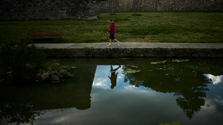 Una persona camina por la los fosos de la Ciudadela de Pamplona durante la fase 0 del Estado de alarma a causa del coronavirus. PABLO LASAOSA