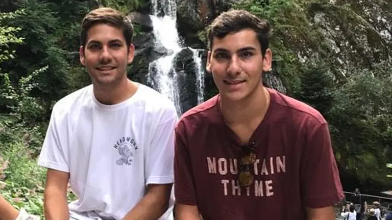 Alberto Domingo (izquierda) ha diseñado las mamparas junto con su hermano Emilio. UNAV