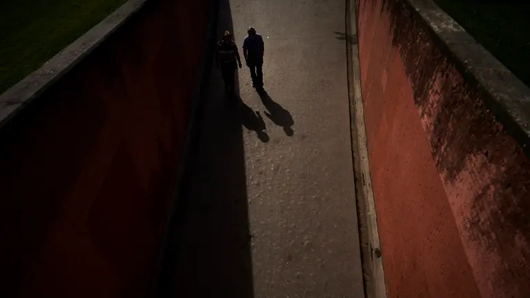 Una pareja pasea por la Vuelta del Castillo de Pamplona durante la fase 0 durante la crisis del coronavirus. PABLO LASAOSA