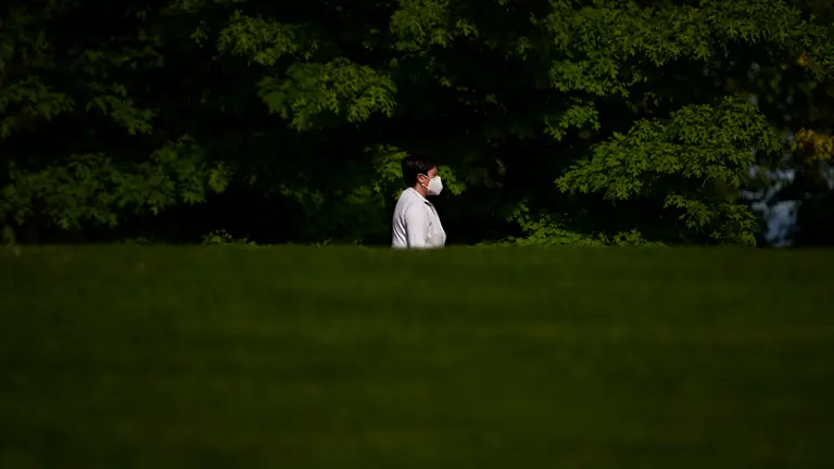 Una persona pasea por la Vuelta del Castillo en la fase 0 de la desescalada durante la crisis del coronavirus. PABLO LASAOSA