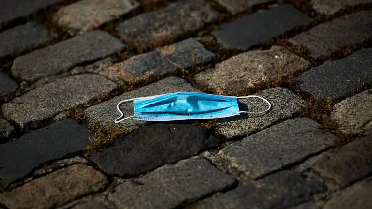 Una mascarilla en el suelo durante la crisis del coronavirus. PABLO LASAOSA