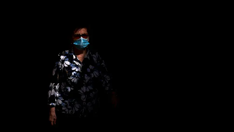 Una persona pasea por la Vuelta del Castillo en la fase 0 de la desescalada durante la crisis del coronavirus. PABLO LASAOSA