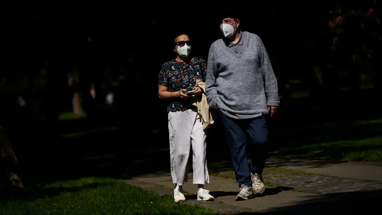 Una pareja pasea por la Vuelta del Castillo de Pamplona durante la fase 0 durante la crisis del coronavirus. PABLO LASAOSA