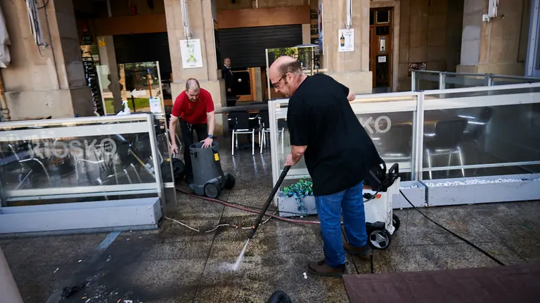Una persona limpia y desinfecta un bar en la Plaza del Castillo de Pamplona durante la preparación de la fase 1, que implica la apertura de terrazas. PABLO LASAOSA