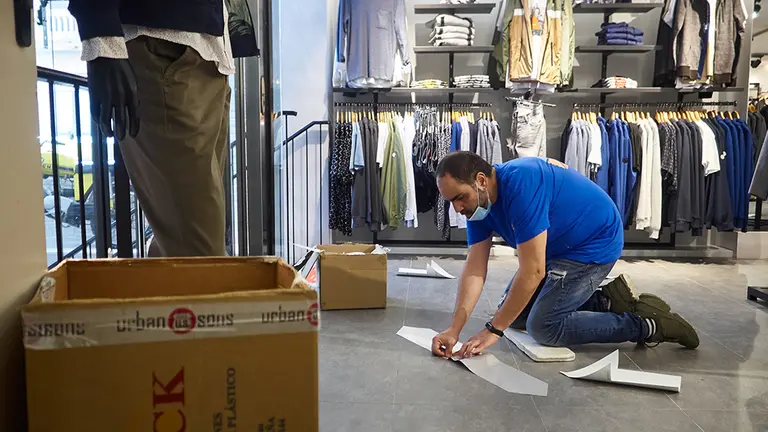Un trabajador coloca los carteles informativos y señales de suelo del interior de una tienda de moda "Urban" de Pamplona, preparada para su reapeetura el próximo lunes con la llegada de la fase 1 de la desescalada por el covid 19. En Pamplona, Navarra, España, a 9 de mayo de 2020.

Un trabajador coloca los carteles informativos y señales de suelo del interior de una tienda de moda "Urban" de Pamplona, preparada para su reapeetura el próximo lunes con la llegada de la fase 1 de la desescalada por el covid 19. En Pamplona, Navarra, España, a 9 de mayo de 2020.


9/5/2020