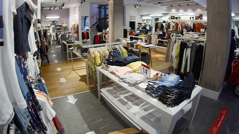 Detalle del interior de una tienda de moda "Urban" de Pamplona, preparada para su reapeetura el próximo lunes con la llegada de la fase 1 de la desescalada por el covid 19. En Pamplona, Navarra, España, a 9 de mayo de 2020.

Detalle del interior de una tienda de moda "Urban" de Pamplona, preparada para su reapeetura el próximo lunes con la llegada de la fase 1 de la desescalada por el covid 19. En Pamplona, Navarra, España, a 9 de mayo de 2020.


9/5/2020