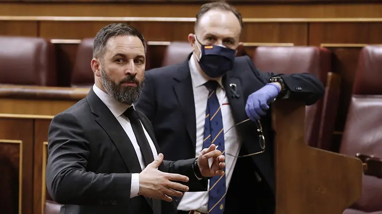 El líder de Vox, Santiago Abascal (izda), sale del hemiciclo tras el pleno del Congreso. Europa Press.