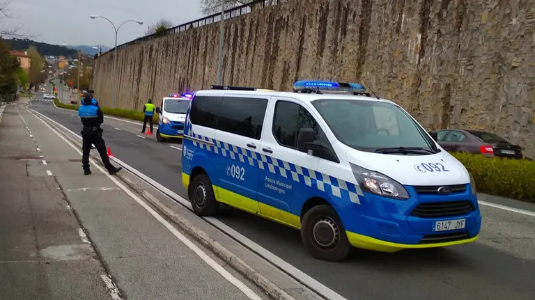 La Policía Municipal de Pamplona controla una de las entradas a la ciudad durante este fin de semana. POLICÍA MUNICIPAL DE PAMPLONA
