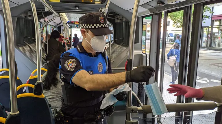 Reparto de mascarillas en una villavesa POLICÍA MUNICIPAL DE PAMPLONA