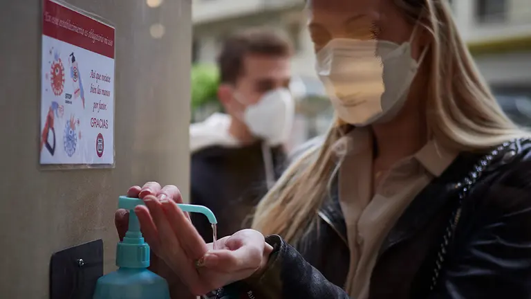 Una mujer se limpia las manos con gel hidroalcohólico antes de entrar a la tienda de moda Urban Sons, que ha reabierto el día en el que la capital navarra pasa junto el resto de la comunidad a la Fase 1 del Plan de Desescalada establecido por el Gobierno de España. En el caso de que un cliente se pruebe una prenda que posteriormente no adquiera, ésta se deberá higienizar, al igual que las devoluciones de prendas que realicen los clientes. En Pamplona/Navarra (España) a 11 de mayo de 2020.

CORONAVIRUS;FASE 1;DESESCALADA;COVID-19;ENFERMEDAD;PANDEMIA;ECONOMÍA

11/5/2020