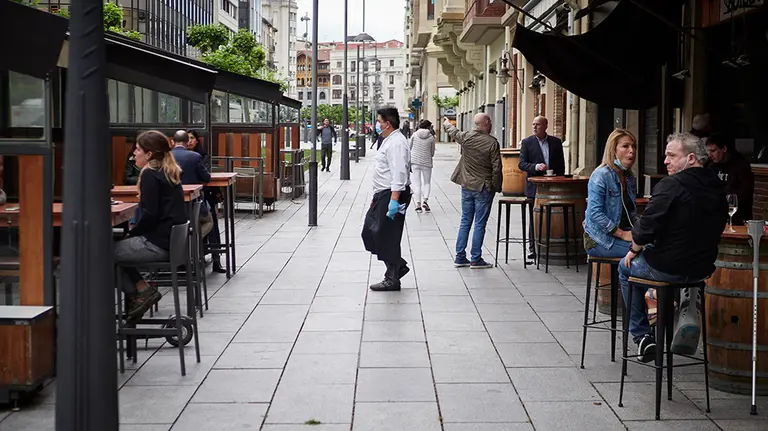 Varias personas en las primeras terrazas que abren en Pamplona, el día en el que la capital navarra pasa junto el resto de la comunidad a la Fase 1 del Plan de Desescalada establecido por el Gobierno de España. En esta fase, las terrazas de los restaurantes y establecimientos del sector de la hostelería, pueden estar abiertas con una capacidad máxima del 50 por ciento, manteniendo siempre una distancia mínima de seguridad y que no haya grupos de más de diez personas. En Pamplona/Navarra (España) a 11 de mayo de 2020.

CORONAVIRUS;FASE 1;DESESCALADA;COVID-19;ENFERMEDAD;PANDEMIA;ECONOMÍA

11/5/2020