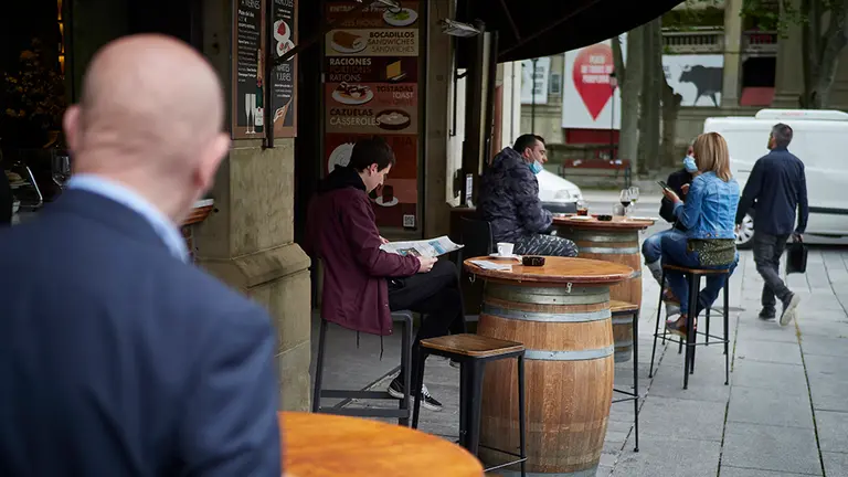 Varias personas en las primeras terrazas que abren en Pamplona, el día en el que la capital navarra pasa junto el resto de la comunidad a la Fase 1 del Plan de Desescalada establecido por el Gobierno de España. En esta fase, las terrazas de los restaurantes y establecimientos del sector de la hostelería, pueden estar abiertas con una capacidad máxima del 50 por ciento, manteniendo siempre una distancia mínima de seguridad y que no haya grupos de más de diez personas. En Pamplona/Navarra (España) a 11 de mayo de 2020.

CORONAVIRUS;FASE 1;DESESCALADA;COVID-19;ENFERMEDAD;PANDEMIA;ECONOMÍA

11/5/2020
